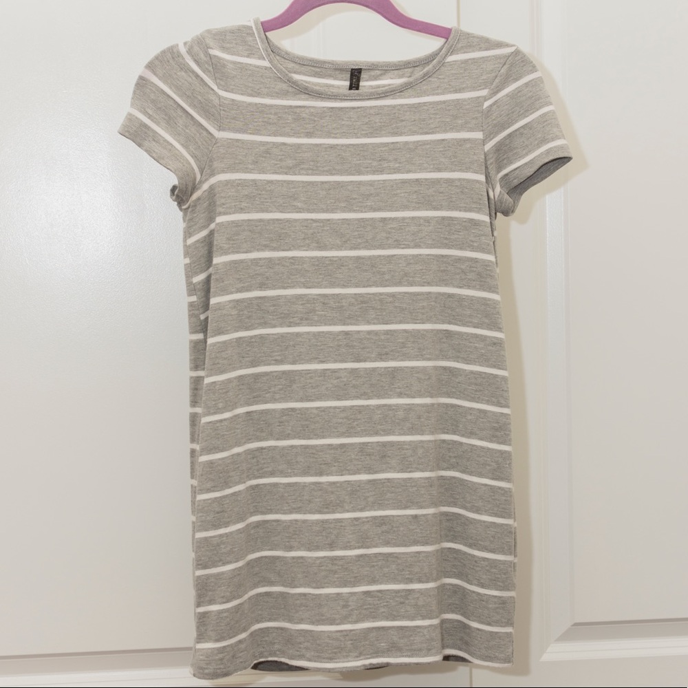 🐨Gray and white striped long shirt!